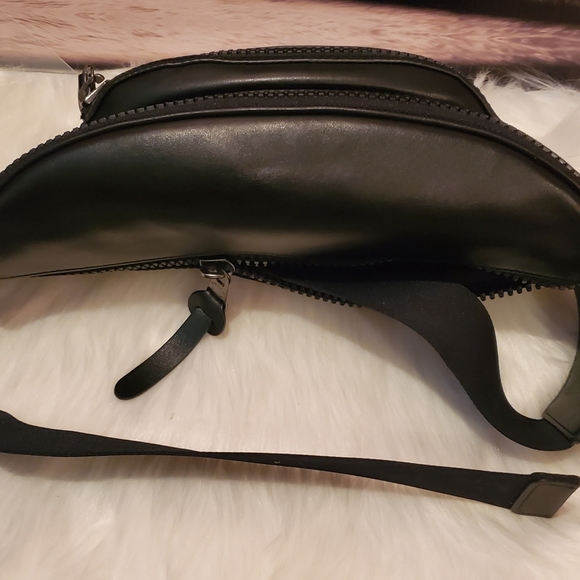 Coach Terrain Belt Bag in Signature - Picture 4 of 9